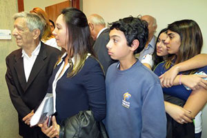 Cira-Machado-e-filhos-recebendo-homenagem-ao-ex-diretor-Henrique-Bertholino