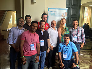 Grupo-de-Jovens-com-o-presidente-da-ADCE-Minas-Sergio-Frade-no-Retiro