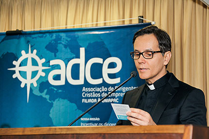 Padre-Alexandre-Fernandes-fazendo-a-oracao-do-dirigente-de-empresa