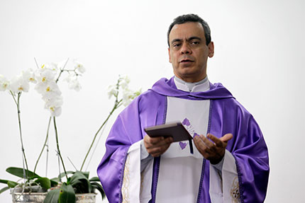 1-padre-elias-de-souza-paroco-da-igreja-de-santo-antonio-e-assessor-eclesiastico-da-adce-mg